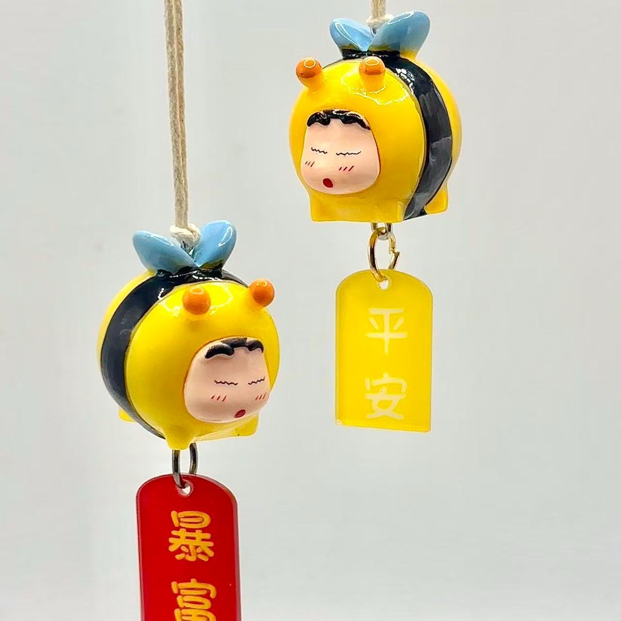 Tech Car Accessories - Crayon Shin-chan Arı Kostümü Figürü Araba